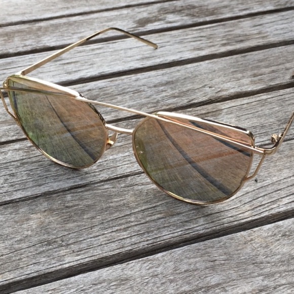 New! Rose Cat Eye Mirrored Sunglasses - Picture 3 of 4